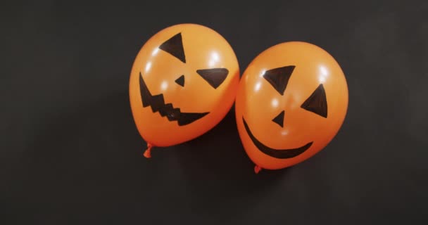 Zwei Gruselige Gesichter Bedruckten Halloween Luftballons Die Vor Grauem Hintergrund — Stockvideo