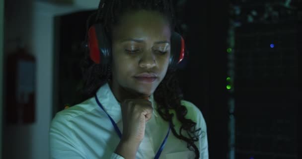 Tecnico Informatico Afroamericano Femminile Che Utilizza Tablet Che Lavora Nella — Video Stock