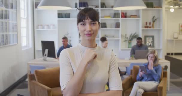 Portrét Šťastné Smíšené Závodní Podnikatelky Pracující Moderní Kanceláři Usmívající Kameru — Stock video