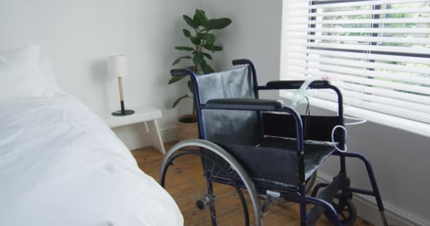 Пустое Инвалидное Кресло Инвалидов Кислородная Маска Дыхания Спальне Здоровье Поддержка — стоковое видео