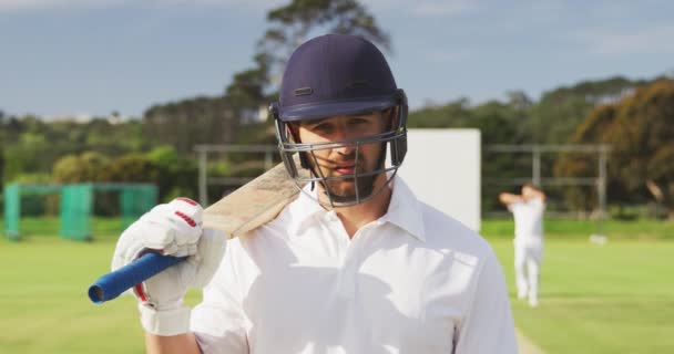 Porträtt Självsäker Blandad Ras Manliga Cricket Spelare Bär Cricket Vita — Stockvideo