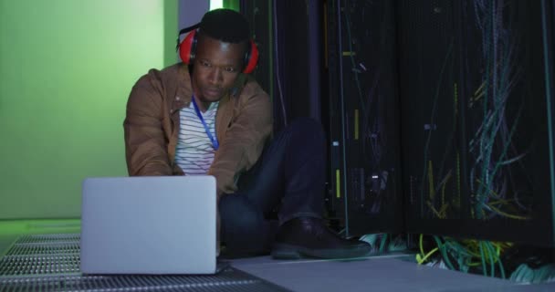 Afrykański Amerykański Technik Komputerowy Używający Laptopa Pracującego Serwerowni Biznesowej Cyfrowe — Wideo stockowe