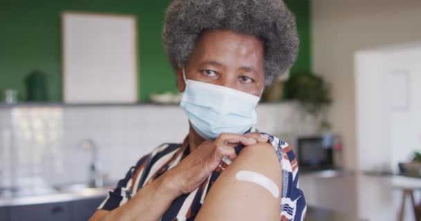 Šťastná Starší Afroamerická Seniorka Ukazující Sádru Kovidním Očkování Zdraví Životní — Stock video