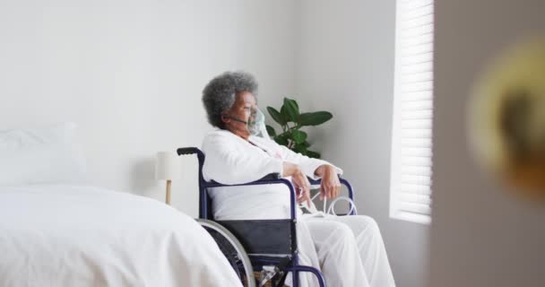 Afroamerykańska Starsza Kobieta Oddycha Używając Maski Tlenowej Domu Starsza Opieka — Wideo stockowe