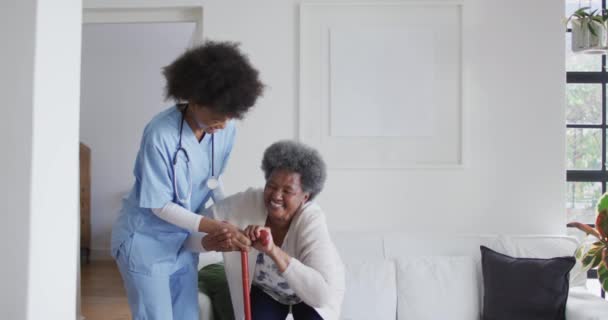 Cuidar Uma Médica Afro Americana Ajudar Uma Mulher Afro Americana — Vídeo de Stock