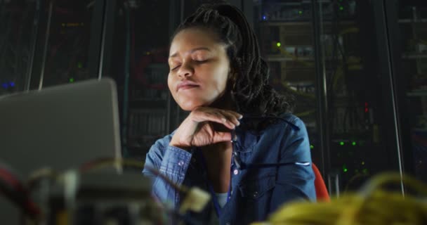 非裔美国女性计算机技师使用笔记本电脑在商业服务器室工作 数字信息存储和通信网络技术 — 图库视频影像