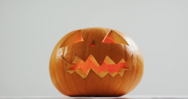 Közelkép Ijesztő Arc Faragott Halloween Tök Szürke Háttér Halloween Ünnep — Stock videók