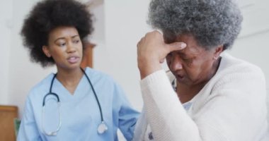 Afro-Amerikan kadın doktor ve üzgün son sınıf bayan konuşmaları. üst düzey sağlık, destek ve yaşam tarzı.