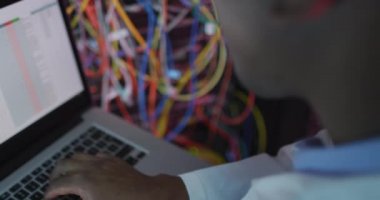 İş sunucu odasında çalışan Afrikalı Amerikalı erkek bilgisayar teknisyeni. dijital bilgi depolama ve iletişim ağı teknolojisi.