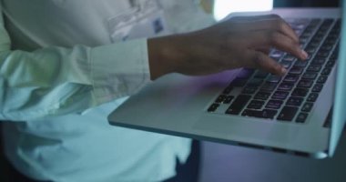 İş sunucu odasında çalışan Afrikalı Amerikalı erkek bilgisayar teknisyeni. dijital bilgi depolama ve iletişim ağı teknolojisi.