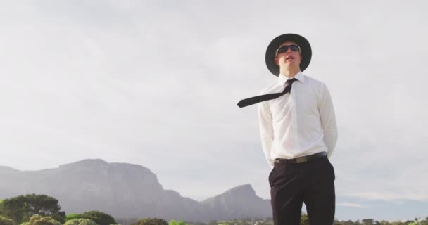 Elöl Egy Fehér Férfi Krikett Bíró Fehér Ingben Fekete Nyakkendőben — Stock videók