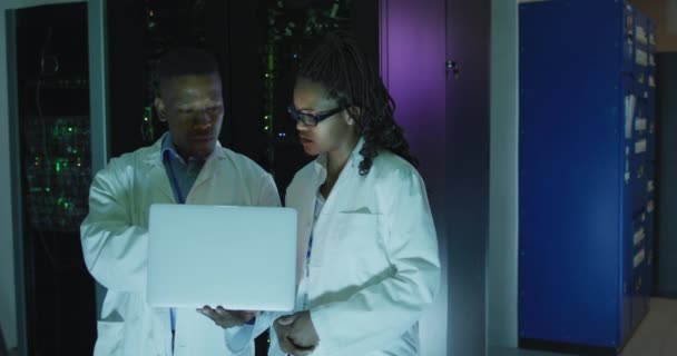 Tecnici Informatici Afroamericani Che Utilizzano Laptop Che Lavorano Nella Sala — Video Stock