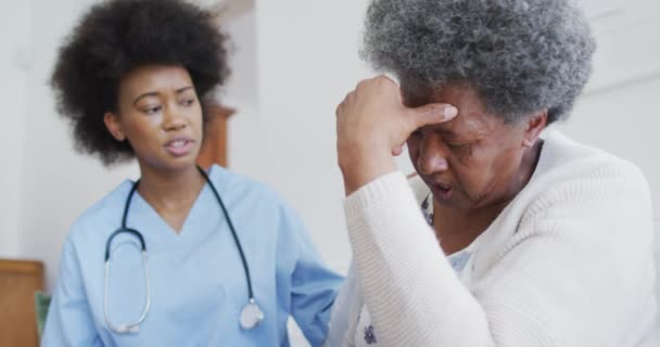 Médecin Afro Américain Attentionné Femme Âgée Triste Parlant Soins Santé — Video