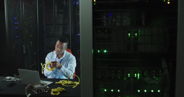 Αφροαμερικάνος Τεχνικός Υπολογιστών Που Δουλεύει Στον Σέρβερ Επιχειρήσεων Τεχνολογία Ψηφιακού — Αρχείο Βίντεο