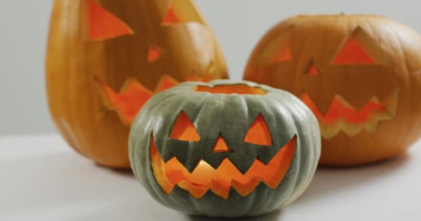 Detailní Pohled Více Děsivý Obličej Vyřezávané Halloween Dýně Šedém Pozadí — Stock video