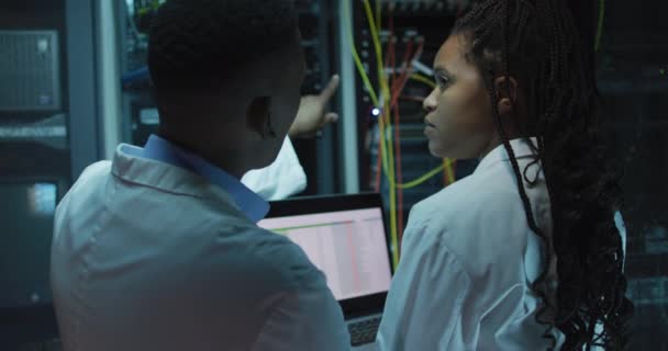 Técnicos Informáticos Afroamericanos Que Utilizan Tabletas Que Trabajan Sala Servidores — Vídeos de Stock