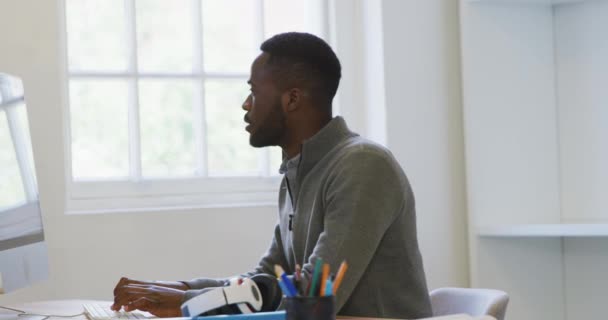 Seitenansicht Eines Geschäftsmannes Mit Gemischter Rasse Der Einem Modernen Büro — Stockvideo