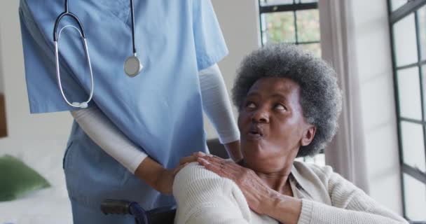 Заботливая Африканская Американка Врач Помогающая Пожилой Африканке Американке Здоровье Поддержка — стоковое видео