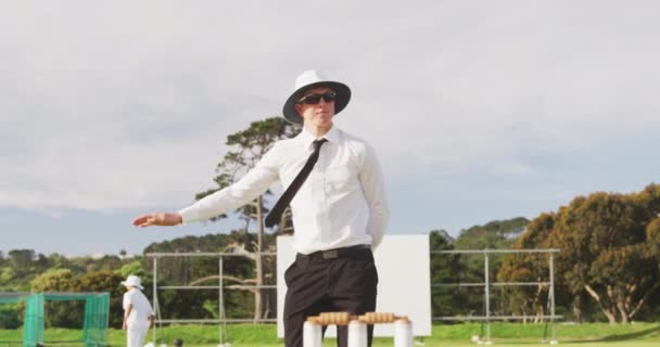 Vue Face Arbitre Cricket Masculin Caucasien Portant Une Chemise Blanche — Video