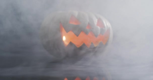 Kouřový Efekt Děsivé Tváři Vyřezávané Halloween Dýně Šedém Pozadí Halloween — Stock video