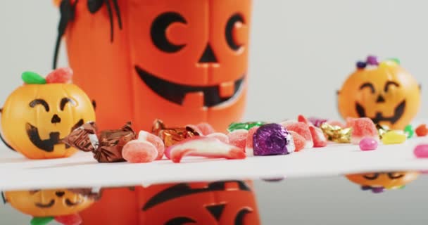 Enge Halloween Pompoen Bedrukte Emmer Vol Snoepjes Tegen Een Grijze — Stockvideo