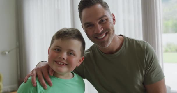 Retrato Padre Hijo Caucásicos Sonriendo Sala Estar Casa Concepto Paternidad — Vídeos de Stock