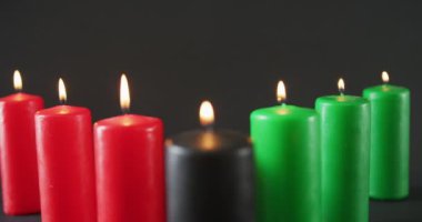 Cadılar bayramı yeşil, siyah ve kırmızı renkli mumların karışımı. Cadılar bayramı geleneği ve dijital olarak oluşturulan kutlama konsepti.