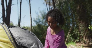 Kırsaldaki kampta çadır kuran gülümseyen çift. sağlıklı, aktif yaşam tarzı ve boş zaman.