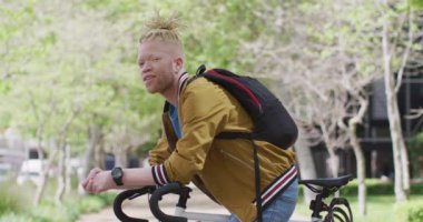 Kameraya bakan bisikletli Afrikalı Afrikalı Afrikalı Afrikalı Amerikalı adamın portresi. # Şehirde gezip tozuyor #.