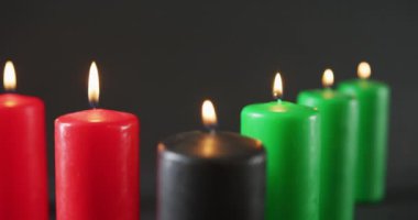 Cadılar bayramı yeşil, siyah ve kırmızı renkli mumların karışımı. Cadılar bayramı geleneği ve dijital olarak oluşturulan kutlama konsepti.
