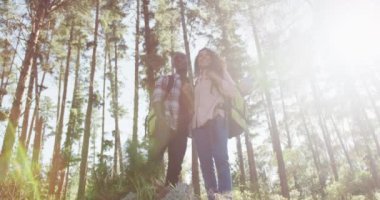 Gülümseyen ve kırsalda yürüyüş yapan farklı çiftler. sağlıklı, aktif yaşam tarzı ve boş zaman.