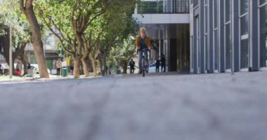 Sokakta bisiklet süren Afrikalı Afrikalı Amerikalı Albino. # Şehirde gezip tozuyor #.