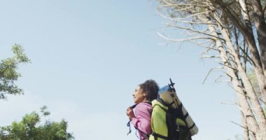 Gülümseyen melez bir kadın kırsalda yürüyüş yapıyor. sağlıklı, aktif yaşam tarzı ve boş zaman.