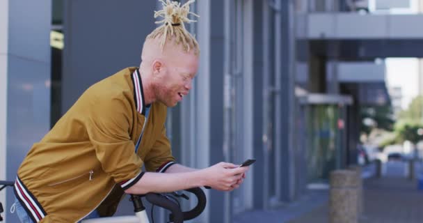Bisikletli Akıllı Telefon Kullanan Afrikalı Amerikalı Mutlu Albino Adam Dijital — Stok video