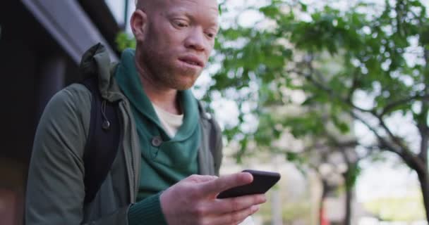 Przemyślany Albinos Afroamerykanin Dredami Pijący Kawę Używający Smartfona Cyfrowy Nomad — Wideo stockowe