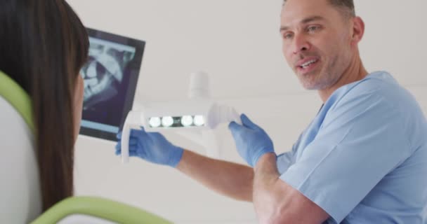 Dentista Masculino Caucasiano Sorridente Preparando Paciente Sexo Feminino Clínica Odontológica — Vídeo de Stock