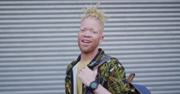 Retrato Homem Americano Albino Africano Sorridente Com Dreadlocks Olhar Para — Vídeo de Stock