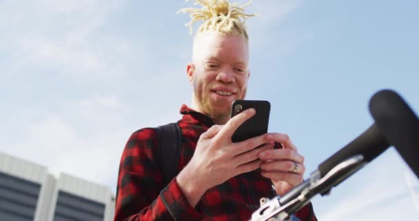 Szczęśliwy Albinos Amerykański Człowiek Dredami Pomocą Smartfona Cyfrowy Nomad Podróży — Wideo stockowe