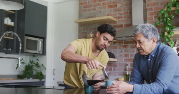 Ung Man Häller Färskt Svart Kaffe Mugg För Far Vid — Stockvideo