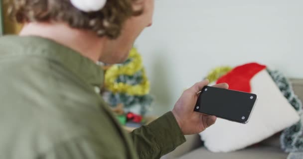 Gelukkige Blanke Man Kerstmuts Met Behulp Van Smartphone Met Kerst — Stockvideo