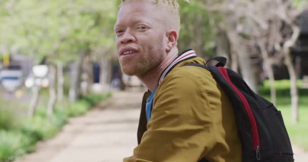 Porträtt Leende Albino Afrikansk Amerikansk Man Med Dreadlocks Tittar Kameran — Stockvideo