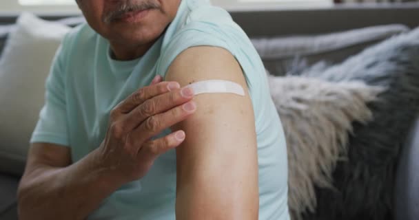 Homme Âgé Vacciné Touchant Bandage Sur Bras Tout Étant Assis — Video