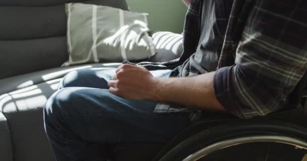 Middel Kaukasisk Handikappad Man Rullstol Håller Kopp Kaffe Vardagsrummet Inhemsk — Stockvideo