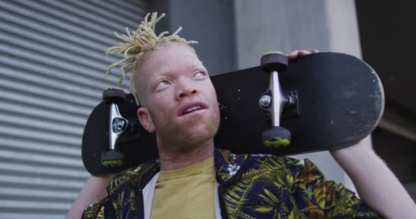 Heureux Homme Afro Américain Albinos Avec Dreadlocks Marchant Tenant Skateboard — Video