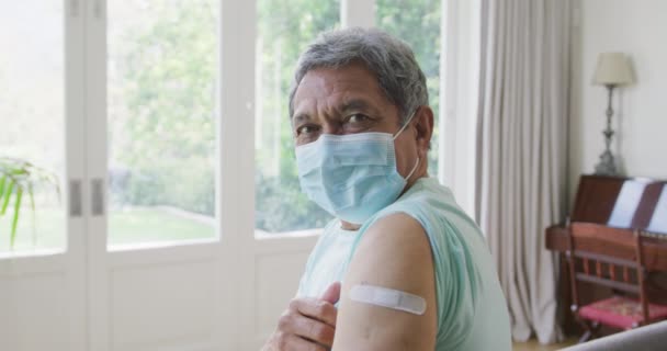 Retrato Homem Idoso Usando Máscara Protetora Mostrando Bandagem Vacina Vívida — Vídeo de Stock