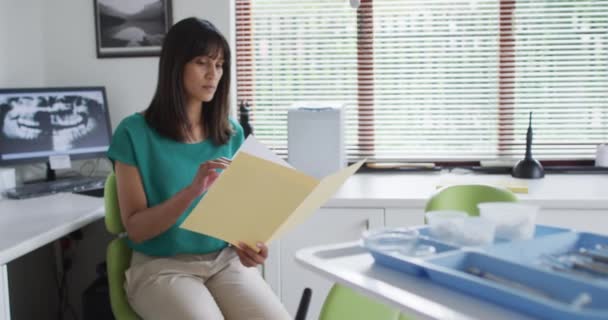 現代の歯科医院で文書を保持する出産女性患者の笑顔の肖像画 歯科事業 — ストック動画