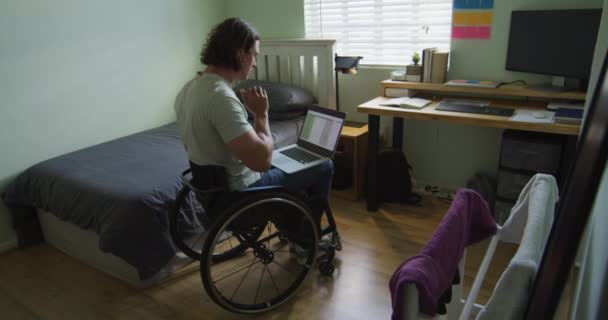 Fokuserad Kaukasisk Handikappad Man Rullstol Med Laptop Sovrummet Inhemsk Livsstil — Stockvideo
