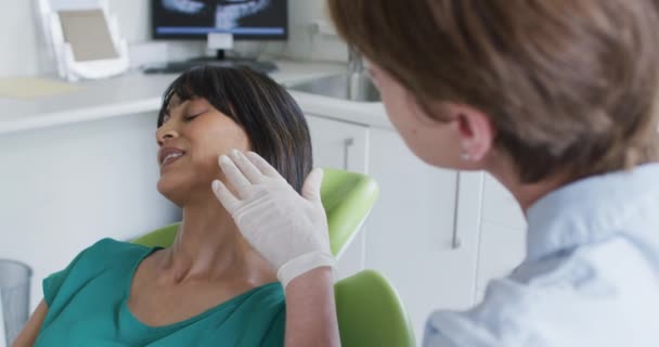 Modern Diş Kliniğinde Kadın Hastayla Konuşan Beyaz Kadın Diş Hemşiresi — Stok video