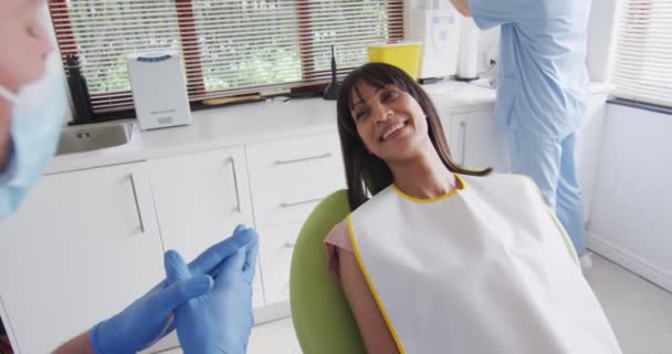 Dentista Masculino Caucásico Con Mascarilla Facial Preparando Paciente Femenina Sonriente — Vídeo de stock