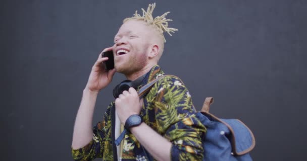 Homem Americano Africano Albino Feliz Com Dreadlocks Andando Falando Smartphone — Vídeo de Stock